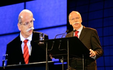 Extraordinary Shareholders` Meeting, DaimlerChrysler AG, Berlin
Dr. Dieter Zetsche explains to shareholders the guiding principle of the renaming process. This enables a clear distinction between the corporate brand Daimler and the different product brands of the Group, he says. Wherever the focus is on the Group as a whole, the company aims at consistently presenting itself as Daimler, for instance, when dealing with political decision-makers, the general public, business media, financial markets and its employees, he adds. Also, according to Mr. Zetsche, the company is called Daimler whenever there are different joint brands and thus represents the umbrella for all its product brands. “The strength of our brands is one of our greatest assets. Therefore, one of our central tasks is to maintain and further develop them”, emphasizes Dr. Dieter Zetsche, underlining the importance of the brands. Mercedes-Benz, for instance, stands for the longest-standing automotive brand and the world’s 