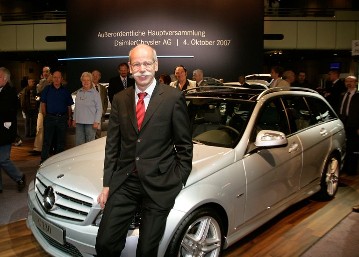 Außerordentliche Hauptversammlung der DaimlerChrysler AG, Berlin
Mit der eindeutigen Trennung von Konzern- und Produktmarken sieht Dr. Dieter Zetsche die Marken insgesamt klarer positioniert und zusätzlich gestärkt. Das sei gerade für Premium-Anbieter ein Schlüsselfaktor im Wettbewerb. „Die Stärke unserer Marken zählt zu unseren größten Assets überhaupt. Ihre Pflege und Weiterentwicklung ist deshalb eine unserer zentralen Aufgaben“, betont Dr. Dieter Zetsche die Bedeutung der Marken. Mercedes-Benz zum Beispiel stehe für die traditionsreichste Automobilmarke überhaupt und die wertvollste Premium-Automarke der Welt.