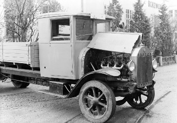 Benz-Gaggenau 5 K 3, Pritschenwagen, 4-Zylinderrohölmotor OB 2 mit 50 PS, Nutzlast 4000 - 5000 kg.
Der erste betriebs- und verwendungsfähige Lastwagen mit Dieselmotor der Welt wurde 1923 gebaut. Der im Bild gezeigte Benz Gaggenau 5 K 3 mit 4-Zylinderrohölmotor OB 2 mit 50 PS bei 1.000 U/min war mehr als 10 Jahre im Betrieb.