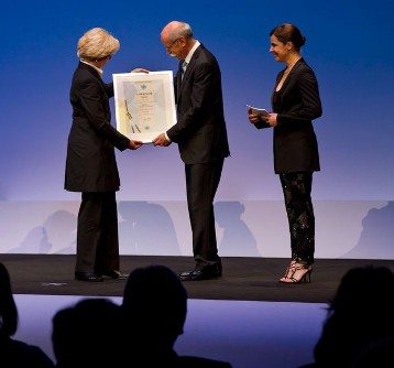 125 years after Carl Benz registered his patent and more than 80,000 patents later, Daimler was granted another technology patent. Cornelia Rudloff-Schäffer, President of the German Patent and Trade Mark Office, presented Dr. Zetsche with the patent certificate for the so-called bipolar flat-cell frame. This technology is now in the development stage at Daimler and is potentially a further step along the way to the industrialization of lithium-ion batteries.