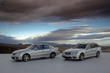 Mercedes-Benz E 63 AMG Saloon (left) and E 63 AMG Estate, model series 211, 2006 version, iridium silver metallic. V8 engine M 156 with 6208 cc, 378 kW/514 hp, AMG SPEEDSHIFT 7G-TRONIC. AMG sports suspension, AMG high-performance braking system, AMG bodystyling front/rear and side, 18-inch AMG 5-spoke light-alloy wheels painted in titanium grey with high-sheen finish, AMG sports exhaust system with 2 chrome-plated twin tailpipes.