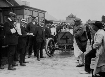 5. Ardennen-Rennen, 13.08.1906. Am Vorderrad links: Camille Jenatzy Mercedes 120 PS-Rennwagen mit der Startnummer 4.