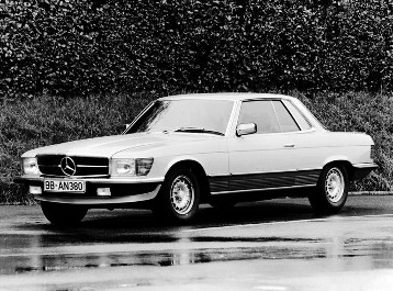 Ein Mercedes-Benz 450 SLC 5.0 mit 5-Liter V8-Einspritzmotor aus Leichtmetall, 1978.