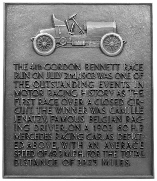 Bronzetafel zum Gedenken an das 4. Gordon Bennett Rennen in Irland am 02.07.1903. Gestiftet von der Daimler-Benz AG. Feierliche Einweihung eines Gedenksteins auf der historischen Rennstrecke anlässlich des Internationalen Rallye antiker Automobile 18. bis 22. Mai 1966 in Irland.