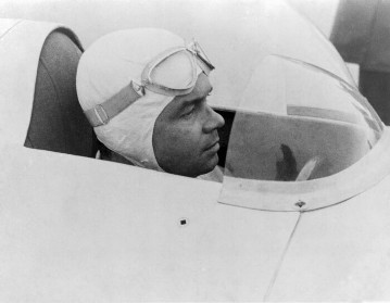 Rekordfahrt auf der Reichsautobahn Dessau – Bitterfeld, 09.02.1939. Rudolf Caracciola im Mercedes-Benz 12-Zylinder-Rekordwagen W 154 mit freistehenden Rädern (Ausführung für stehenden Start).