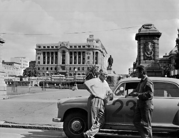 Afrika-Rallye Méditerranée-Le Cap, 1959. Karl Kling (links) und Rainer Günzler (rechts) gewinnen mit einem Mercedes-Benz 190 D (W 121) die Rallye. In Pretoria in der Südafrikanischen-Union, im Hintergrund das Ohm-Krüger-Denkmal.
