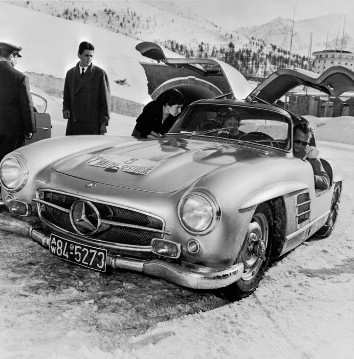 7. Rallye Sestriere, 24.- 28. Februar 1956. Das Rallyefahrerteam Werner Engel / Vidal (Startnummer 8) mit einem Mercedes-Benz 300 SL Tourenwagen. Engel / Vidal belegen in der Gruppe Gran Turismo Klasse über 2-Liter den zweiten Platz.