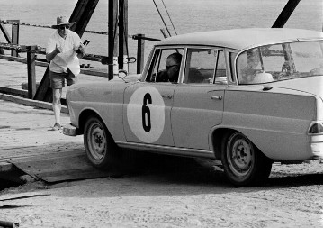 Rallye Algier-Zentralafrika, 19.01. - 06.02.1961. Das Siegerteam Karl Kling / Rainer Günzler (Startnummer 6) mit einem Mercedes-Benz 220 SE Rallyefahrzeug. Auffahrt auf eine Fähre bei Fort Lamy