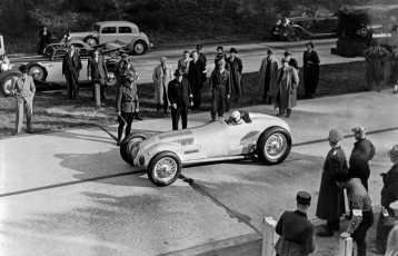 Weltrekordwoche auf der Reichsautobahn Frankfurt am Main-Darmstadt, Oktober 1937. Am Start, Rudolf Caracciola auf Mercedes-Benz 750 kg-Formel-Rennwagen W 125 mit Zusatzschiebervergaser.