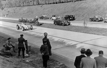 Weltrekordwoche auf der Reichsautobahn Frankfurt am Main-Darmstadt, Oktober 1937. Rudolf Caracciola auf Mercedes-Benz 750 kg-Formel-Rennwagen W 125 mit Zusatzschiebervergaser.