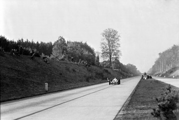 Weltrekordwoche auf der Reichsautobahn Frankfurt am Main-Darmstadt, Oktober 1937. Rudolf Caracciola auf Mercedes-Benz 750 kg-Formel-Rennwagen W 125 mit Zusatzschiebervergaser.