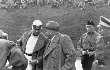 Weltrekordwoche auf der Reichsautobahn Frankfurt am Main-Darmstadt, Oktober 1937. Startvorbereitungen, Max Sailer und Rudolf Caracciola.