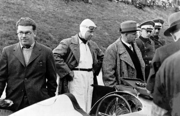 Weltrekordwoche auf der Reichsautobahn Frankfurt am Main-Darmstadt, Oktober 1937. Startvorbereitungen, Rudolf Uhlenhaut (links), Rudolf Caracciola und Max Sailer am Mercedes-Benz 750 kg-Formel-Rennwagen W 125 mit Zusatzschiebervergaser.