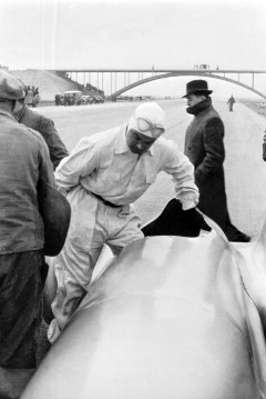 Rekordfahrt auf der Reichsautobahn Dessau – Bitterfeld, 09.02.1939. Rudolf Caracciola im Mercedes-Benz 12-Zylinder-Rekordwagen W 154 mit freistehenden Rädern (Ausführung für stehenden Start).