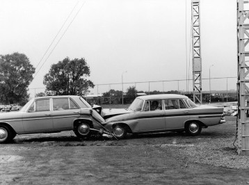 Aufprallversuche im Werk Sindelfingen der Daimler-Benz AG, 1966
Bildtext: Aufprall eines "Heckflossen-Mercedes" Typ 230 S auf das Heck eines 250 SE mit 63-km/h. Das Bild zeigt deutlich die Deformation vom Heck des stehenden Wagens. Der Fahrgastraum ist unbeschädigt, die Türen bleiben geschlossen. Sie lassen sich nach dem Aufprall ohne Schwierigkeiten öffnen. Bei dem aufprallenden Wagen ist die Frontpartie verformt, der Fahrgastraum aber ebenfalls völlig unbeschädigt.