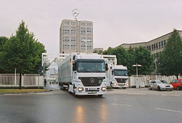 Mercedes-Benz Actros:
TRACECA aid convoy: truck convoy with aid supplies on historic trade route to Afghanistan. Start September 7, 2003 Stuttgart.