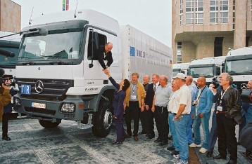Mercedes-Benz Actros 3341:
TRACECA aid convoy: truck convoy with aid supplies on historic trade route to Afghanistan. Start September 7, 2003 Stuttgart.