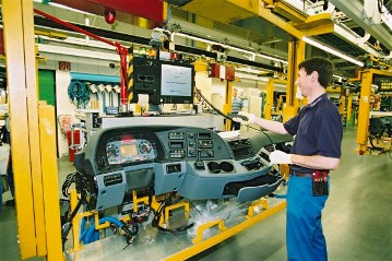 Der neue Mercedes-Benz Actros: Im Lkw-Werk Wörth der DaimlerChrsler AG werden beim Fahrerhaus-Rohbau sensorgeführte Schweißroboter eingesetzt.