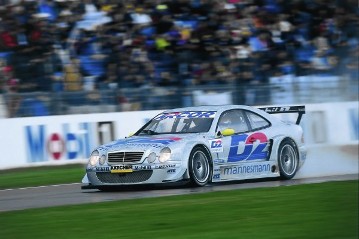 Bernd Schneider (Startnummer 1) mit einem Mercedes-Benz CLK Rennsport-Tourenwagen, 2000