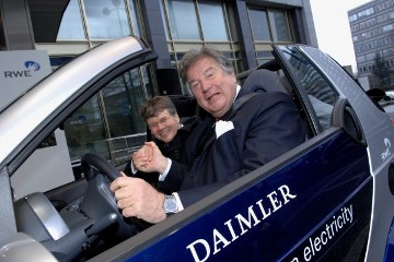 Prof. Herbert Kohler, Vizepräsident für Forschung und Entwicklung Karosserie und Antrieb der Daimler AG, übergibt einen smart fortwo electric drive an den Vorstandsvorsitzenden der RWE AG, Dr. Jürgen Großmann.