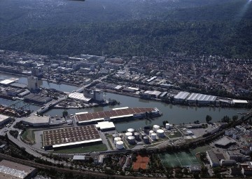 Mercedes-Benz Untertürkheim plant inaugurates expanded central shipping center, 2007