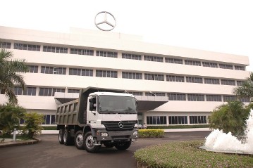 Mercedes-Benz Werk Pune / Indien:
Im indischen Mercedes-Benz Werk in Pune wird ein Kipper Actros 4840 K als erster in Indien montierter Lkw der Actros-Baureihe an den Kunden übergeben.