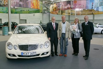 The 25-millionth Mercedes-Benz passenger car from post-war production, an E-Class saloon (211 series), is handed over to a Munich taxi operator at the Sindelfingen plant.
(from left) Dr. Eberhard Haller, Manager of the Sindelfingen plant, Christian Kugler, taxi operator, Erika Kugler (Christian Kugler's mother), Alois Öhmann, Manager of the Sindelfingen Customer Center.