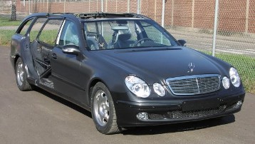 Mercedes-Benz E-Klasse T-Modell, Sonderausführung, Baureihe 211. Bei der Firma Binz GmbH & Co. KG im württembergischen Lorch/Deutschland läuft 2003 die Serienfertigung des verlängerten Fahrgestells mit Teilkarosserie an. Wie schon bei der Vorgängergeneration (Baureihe 210) entsteht es durch Umbau von Rohbaukarosserien, die aus dem Mercedes-Benz Werk Sindelfingen ohne Dachbeplankung, Fondtüren und Heckklappe angeliefert werden.