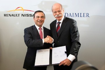 7. April 2010: Carlos Ghosn, Vorstandsvorsitzender und CEO der Renault-Nissan Allianz und Dr. Dieter Zetsche, Vorsitzender des Vorstands der Daimler AG, unterzeichnen den Vertrag.