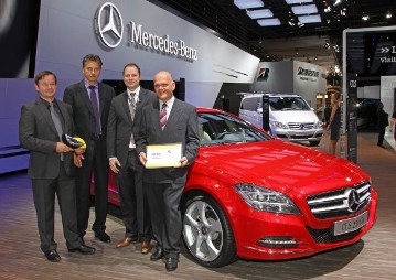 Awards for PRE-SAFE® and PRE-SAFE® brake
Dr. Michiel van Ratingen, General Secretary of Euro NCAP (2nd from right), presents the Advanced Rewards to Prof. Dr. Ing. Rodolfo Schöneburg, Head of Passive Safety and Vehicle Functions, Mercedes-Benz Cars (2nd from left), Dr. Jörg Breuer, Head of Active Safety, Mercedes-Benz Cars (l) and Ralf Bogenrieder, PRE-SAFE® Project Leader (r) at the 2010 Paris Motor Show.
