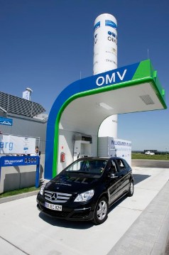 Die innovative Wasserstoff-Tankstelle ermöglicht die Betankung von Brennstoffzellenfahrzeugen der neuesten Generation – wie der Mercedes-Benz B-Klasse F-CELL mit 700 bar-Drucktechnologie.