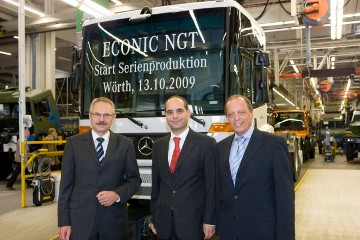 New Econic NGT will in future be produced in the Mercedes-Benz Wörth plant: Econic production transferred from Mannheim to Wörth.
Hermann Doppler, Head of Global Production Truck Engines, Yaris Pürsün, Head of Mercedes-Benz Plant Wörth and Special Vehicles Product Area, Walter Eisele, Head of Operations & Technology Special Vehicles (from left)