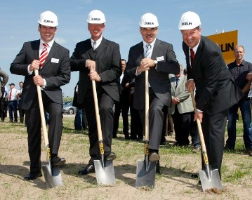 Spatenstich für neues Presswerk in Kuppenheim:
v.l.n.r.: M Warbanoff, Dr. Michael Dostal, M. G. Warbanoff, K. Mußler
