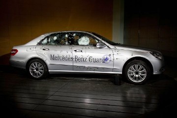 Mercedes-Benz E-Guard, Limousine, Sonderschutzmodell, Baureihe 212. Unter der seriengleichen Außenhaut befindet sich ein unsichtbares, intelligentes Netzwerk von Schutzelementen aus Spezialstahl und Aramid, ergänzt durch die Polycarbonatverglasung. Die besonderen Anforderungen für den Schutz gegen Geschosse und Sprengmittel werden bereits im Entwicklungsstadium festgelegt, integriert und geprüft. In der Produktion durchläuft der E-Guard aber auch sämtliche Karosseriestationen der Serie und stellt Strukturfestigkeit, Maßhaltigkeit, Korrosionsschutz und Lackqualität auf diesem Niveau sicher.