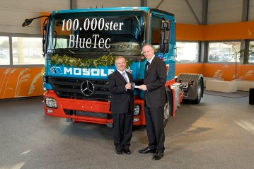 Knapp drei Jahre nach Serieneinführung verlässt der 100 000. Mercedes-Benz Lkw mit der umweltfreundlichen BlueTec-Technologie das Werk Wörth. Die Actros 1841 LS Sattelzugmaschine mit Niedrigrahmen wird an die Spedition Mosolf GmbH übergeben.