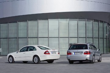 Mercedes-Benz E-Class, model series 211, ELEGANCE equipment line, 11-spoke light-alloy wheels, new, additional models from 2007. Left: E 300 BlueTEC Saloon, non-metallic calcite white, V6 diesel engine OM 642 DE 30 LA with oxidation catalytic converter, particulate filter and NOx storage catalytic converter, until 2009. Right: E 350 CGI Estate, iridium silver metallic, V6 petrol engine M 272 DE 35, with direct petrol injection for the first time in the E-Class, also used in the subsequent model series 212.