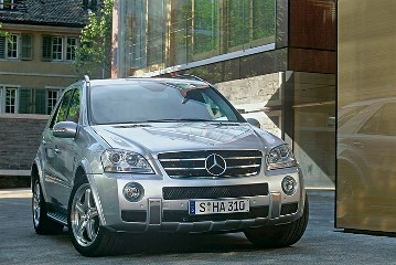 Mercedes-Benz ML 63 AMG, model series 164, 2006 - 2010, presented at the 61st International Motor Show (IAA) in Frankfurt, Germany, September 2005. M 156 E 63 naturally aspirated V8 engine, 6208 cc, 375 kW/510 hp, AMG SPEEDSHIFT 7G-TRONIC, AMG sports suspension based on the AIRMATIC Package and AMG high-performance brake system, front apron with bucket tooth look, side running board in stainless steel with rubber studs, 2 chrome-plated dual tailpipes on the AMG sports exhaust system. Iridium silver metallic (775), black nappa leather (501), AMG Bodystyling Package including wing flares and 20-inch AMG light-alloy wheels, one-piece, 5-spoke design, high sheen finish (special equipment), dark-tinted glass, rear side windows and rear window, electric sliding sunroof, glass version (special equipment).