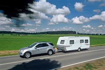 Mercedes-Benz M-Class, model series 164, 2005, iridium silver metallic (775). Trailer Stability Assist counteracts dreaded pendulum oscillations and contributes to safe travelling with the trailer.