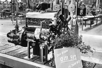 Mercedes-Benz OM 312, ein 4,8 Liter Sechszylinder Dieselmotor mit 90 PS/66 kW im Werk 20 der Daimler-Benz AG in Mannheim Waldhof für den neuen 1949 vorgestellten Lastwagen L 3250 (L 312) mit 3,25 Tonnen Nutzlast.