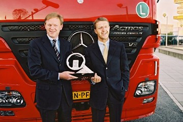 The new Mercedes-Benz Actrosreceives the "Truck of the Year 2004" award at the BedrijfsautoRAI international commercial vehicle show in Amsterdam. 