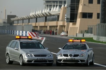 Mercedes-Benz SLK 55 AMG F1 Safety Car, Baureihe 171, 2004. Als einziges Fahrzeug in seinem Segment mit V8-Motor steht dieses Modell für Faszination pur und ist mit seinem Antriebspaket und dem durch den Verzicht auf das Variodach verminderten Gewicht für die Aufgabe als offizielles FIA Safety Car hervorragend geeignet. Beim Grand Prix Manama/Bahrain am 04.04.2004 kommt er zusammen mit dem C 55 AMG T-Modell F1 Medical Car, Baureihe  203, zum Einsatz.