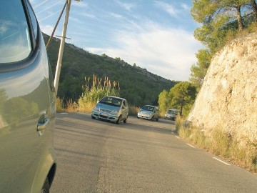 The first fuel cell-powered vehicle in the world, the A-Class F-Cell, successfully passes a 24-hour endurance test. On the Idiada test track outside Barcelona, three vehicles cover just under 8500 km at an average speed of 120 km/h.