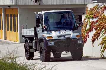 Mercedes-Benz Unimog U 500 Geräteträger mit einem 6,4 Liter Turbodieselmotor mit Ladeluftkühlung OM 906 LA und 170 kW/ 231 PS, 205 kW/279 PS, 175 kW/238 PS , 210 kW/286 PS.