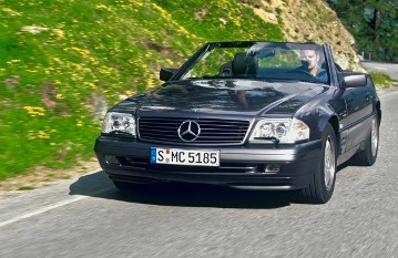 Mercedes-Benz SL 500, 129 series, 6 slats in grille, xenon headlights with cleaning device, view frontal enroute in alpine landscape