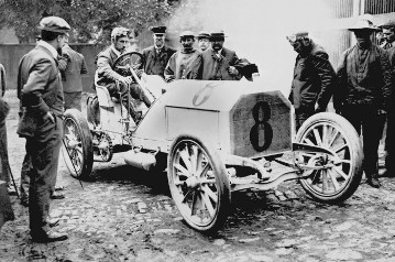 5. Gordon-Bennett-Rennen im Taunus, 17.06.1904. Baron Pierre de Caters (Startnummer 8) mit einem 90 PS Mercedes-Rennwagen. De Caters belegte den 3. Platz im Rennen.