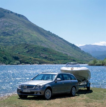 Mercedes-Benz C 320 CDI Estate, model series 204, 2007 version. Palladium silver metallic paint finish, ELEGANCE equipment line with star on the bonnet and 17-inch 12-spoke light-alloy wheels. Glass sliding/tilting sunroof (optional extra). Available on request: fold-away trailer coupling including ESP® trailer stabilisation (Electronic Stability Program) with a towing capacity of up to 1800 kilograms.