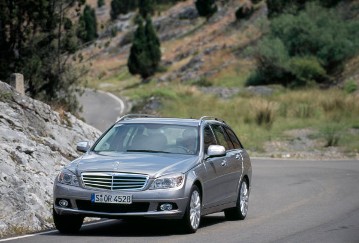 Mercedes-Benz C 320 CDI T-Modell, Baureihe 204, Version 2007. Lackierung Palladiumsilber metallic, Ausstattungslinie ELEGANCE mit Stern auf der Kühlerhaube und 17-Zoll-Leichtmetallrädern im 12-Speichen-Design. Glas-Schiebe-Hebedach (Sonderausstattung).