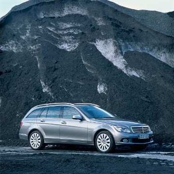 Mercedes-Benz C 320 CDI Estate, model series 204, 2007 version. Palladium silver metallic paint finish, ELEGANCE equipment line with star on the bonnet and 17-inch 12-spoke light-alloy wheels. Glass sliding/tilting sunroof (optional extra).