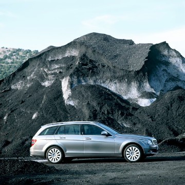 Mercedes-Benz C 320 CDI Estate, model series 204, 2007 version. Palladium silver metallic paint finish, ELEGANCE equipment line with star on the bonnet and 17-inch 12-spoke light-alloy wheels. Glass sliding/tilting sunroof (optional extra).