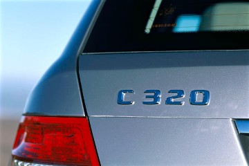 Mercedes-Benz C 320 CDI Estate, model series 204, 2007 version. Palladium silver metallic paint finish, ELEGANCE equipment line with star on the bonnet and 17-inch 12-spoke light-alloy wheels. Glass sliding/tilting sunroof (optional extra). Model badge on the tailgate (left).